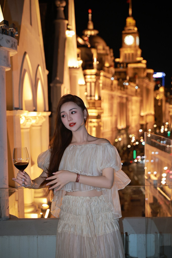Quỳnh Kool khéo léo khoe vòng eo thon gọn (Ảnh: Facebook Quỳnh Kool). 