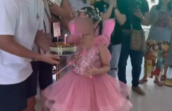 Bé gái tổ chức sinh nhật trong chính đám tang của mẹ mình, ai nhìn cũng bật khóc Ảnh 1