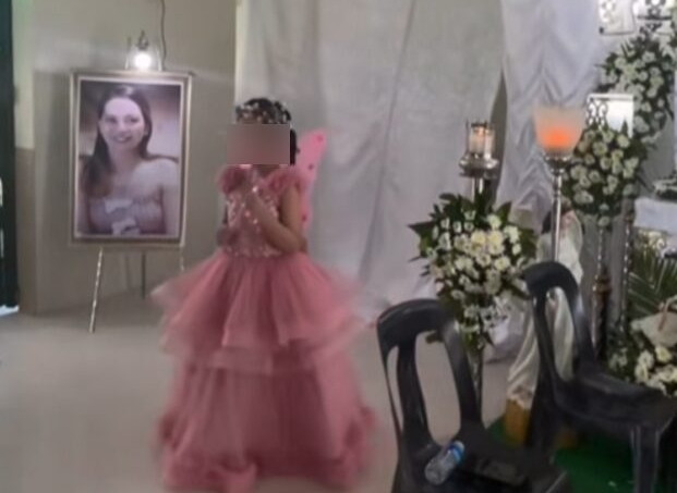Bé gái tổ chức sinh nhật trong chính đám tang của mẹ mình, ai nhìn cũng bật khóc Ảnh 2