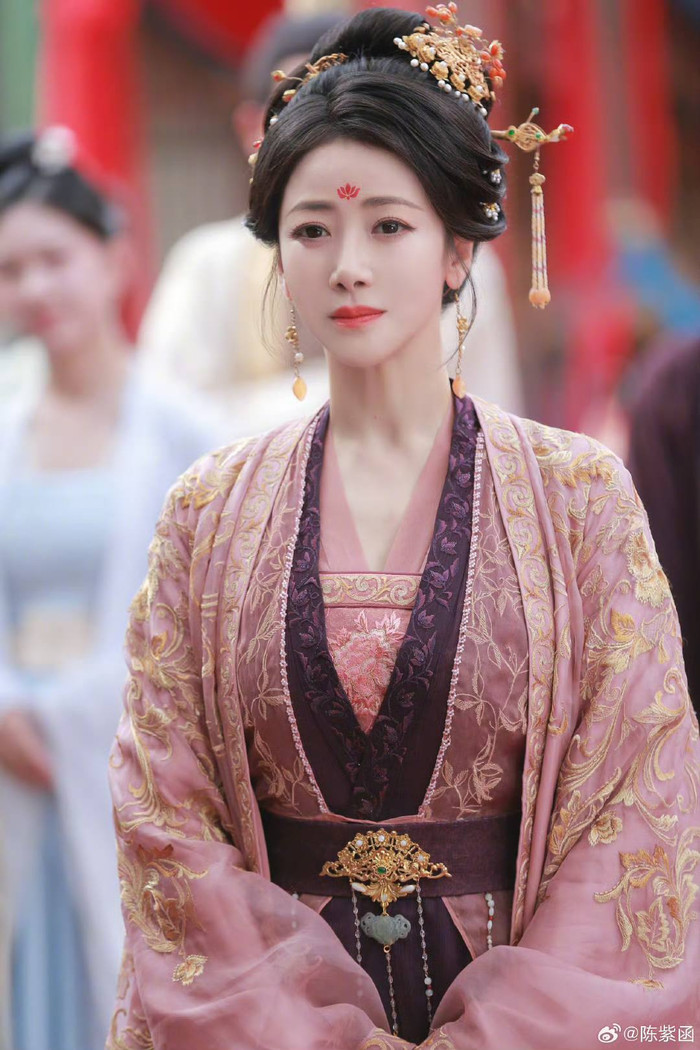 Sự ủng hộ của chồng khiến Trần Tử Hàm có thể yên tâm đóng phim. Ảnh: Weibo