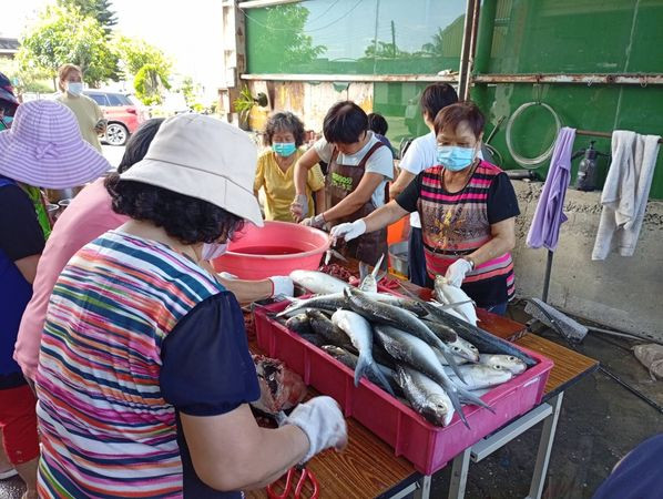 Chạy xe máy đến nhà trưởng làng, người dân hốt hoảng la hét khi nhìn thấy cảnh tượng trong sân Ảnh 3
