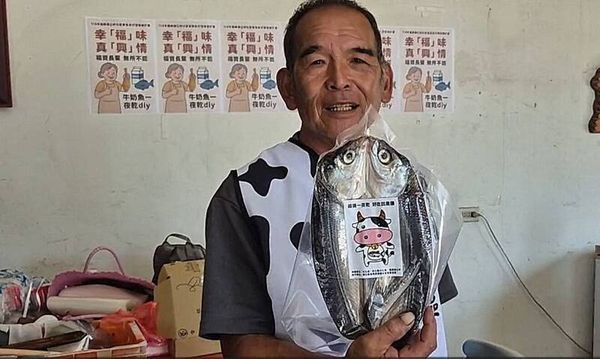 Chạy xe máy đến nhà trưởng làng, người dân hốt hoảng la hét khi nhìn thấy cảnh tượng trong sân Ảnh 2