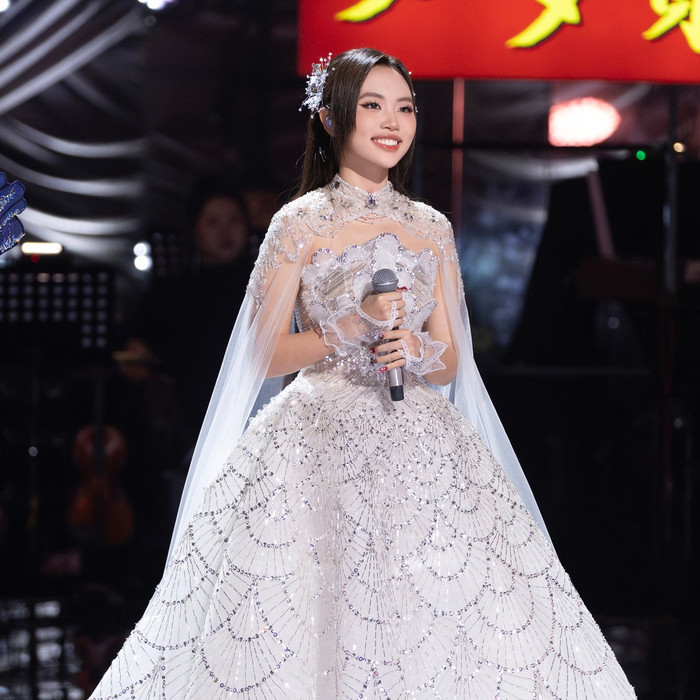 Phương Mỹ Chi cho thấy sự phát triển vượt bậc từ ca hát cho tới việc lấn sân sang điện ảnh. (Ảnh: FBNV)