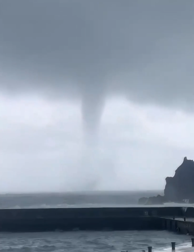 Vòi rồng khổng lồ bất ngờ xuất hiện ngoài khơi khiến người dân hoảng sợ Ảnh 3