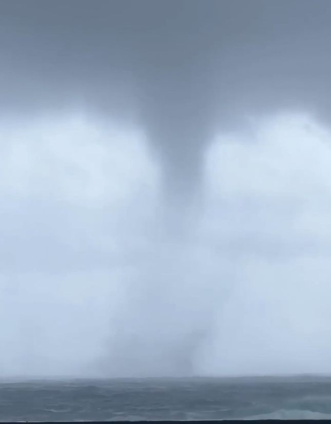 Vòi rồng khổng lồ bất ngờ xuất hiện ngoài khơi khiến người dân hoảng sợ Ảnh 4