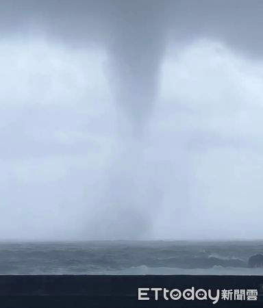 Vòi rồng khổng lồ bất ngờ xuất hiện ngoài khơi khiến người dân hoảng sợ Ảnh 1