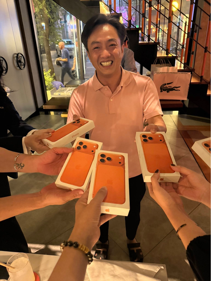 Cường Đô La tặng iPhone 17 Pro Max cho nhân viên.