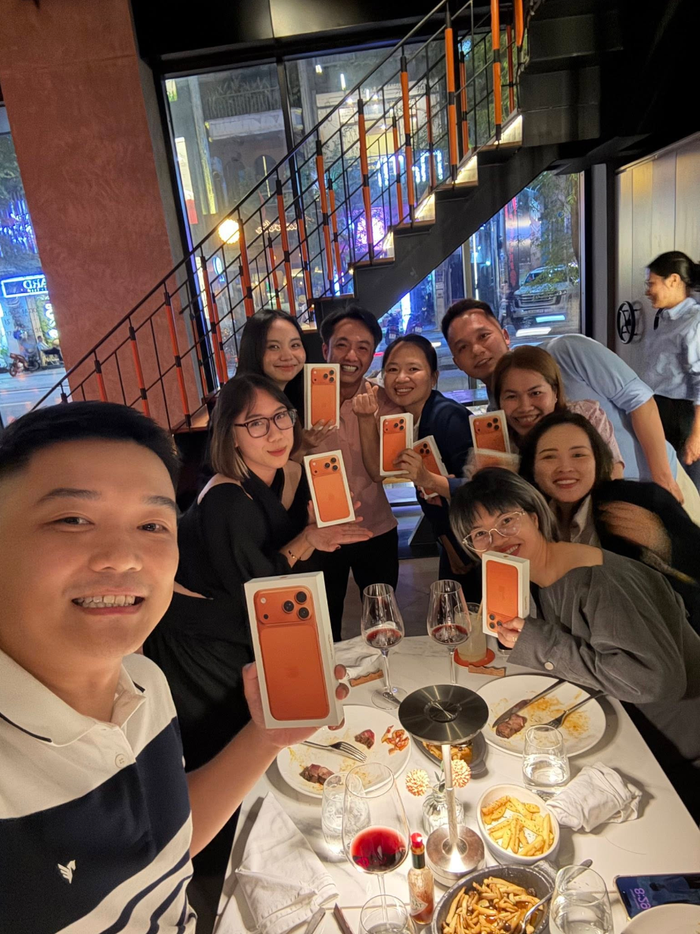 Các nhân viên đều rất vui mừng khi có được chiếc iPhone 17 Pro Max do chính Cường Đô La tặng.&nbsp;