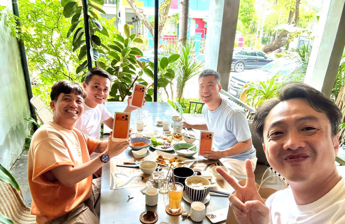 Đại gia Minh Nhựa và bạn bè cũng nhận được iPhone 17 Pro Max từ phía Cường Đô La. (Ảnh: FBNV)