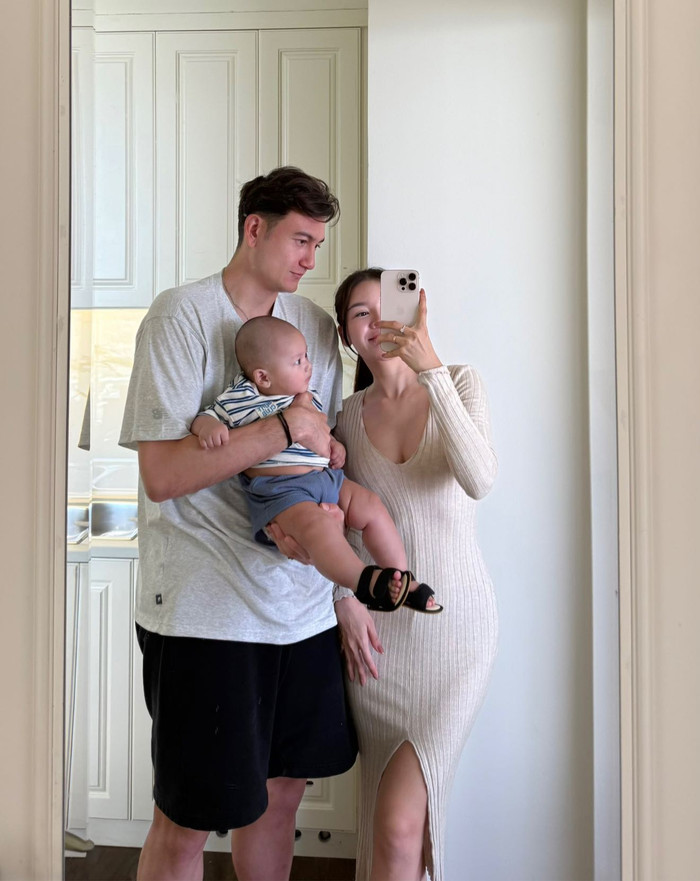 Đặng Văn Lâm và vợ đã có một bé trai kháu khỉnh. (Ảnh: FBNV)