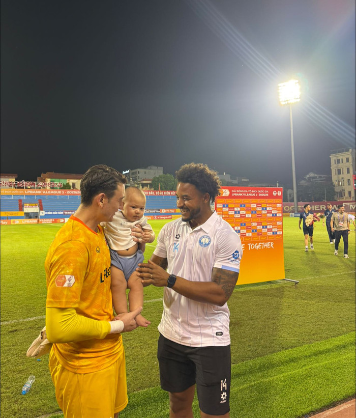 Con trai Đặng Văn Lâm đã có dịp hội ngộ Nguyễn Xuân Son. (Ảnh: FBNV)