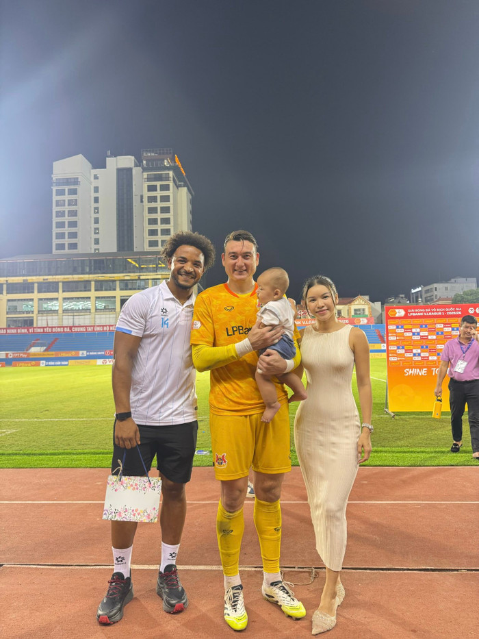 Cả Nguyễn Xuân Son và gia đình Đặng Văn Lâm đứng chung một khung hình. (Ảnh: FBNV)