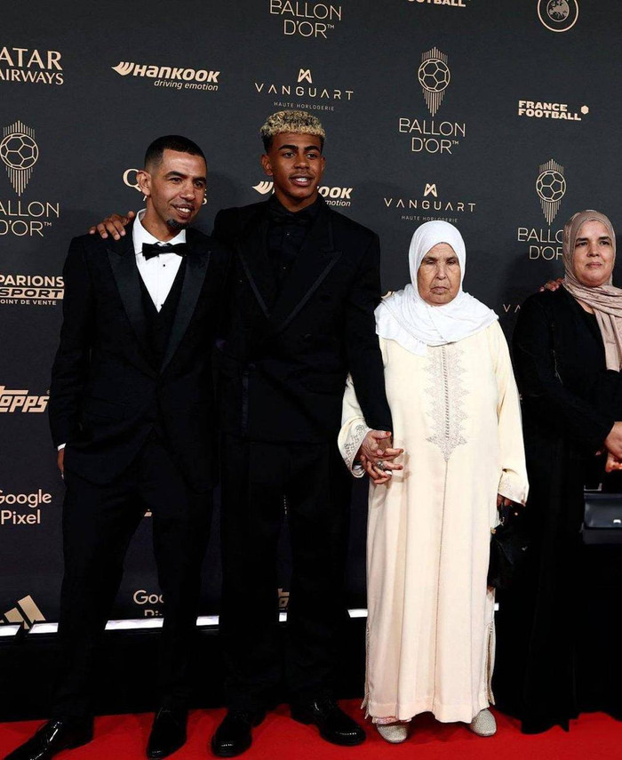 Yamal cùng gia đình đến tham dự lễ trao giải Quả bóng vàng 2025. (Ảnh: Football World)