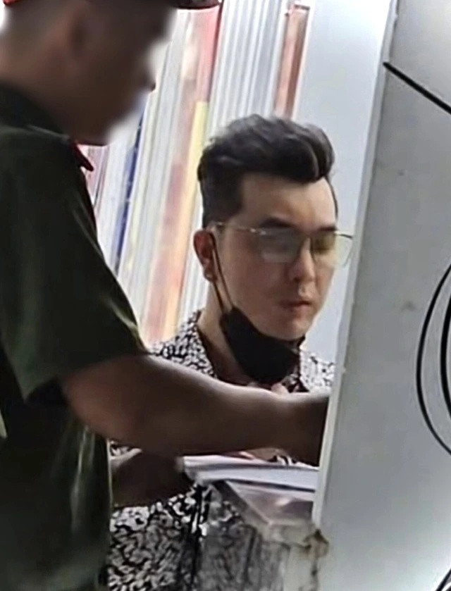 Ca sĩ Ưng Hoàng Phúc có mặt tại Công an TP.HCM để làm việc theo giấy mời. Ảnh: báo Thanh Niên