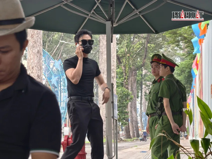 Người áo đen, đeo kính đen được cho là Đại An cũng đến làm việc vào sáng nay. Ảnh: báo Pháp luật TP.HCM