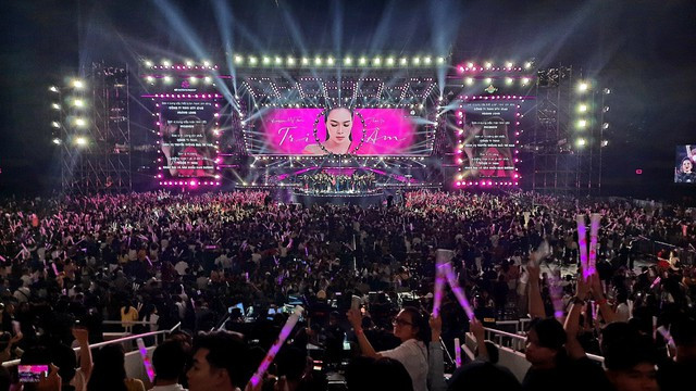Sân vận động Mỹ Đình ngập trong sắc hồng trong liveshow Tri Âm vào năm 2022.