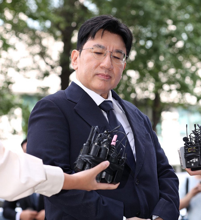 HYBE và bài toán rủi ro: Bang Si Hyuk được lợi, nghệ sĩ chịu thiệt Ảnh 1