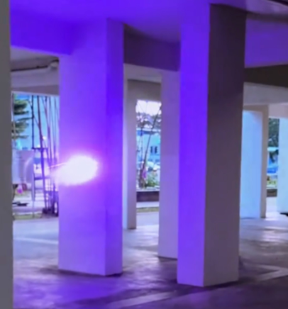 Nhiều đốm sáng kỳ lạ bay trên đường phố, người dân hoang mang Ảnh 4