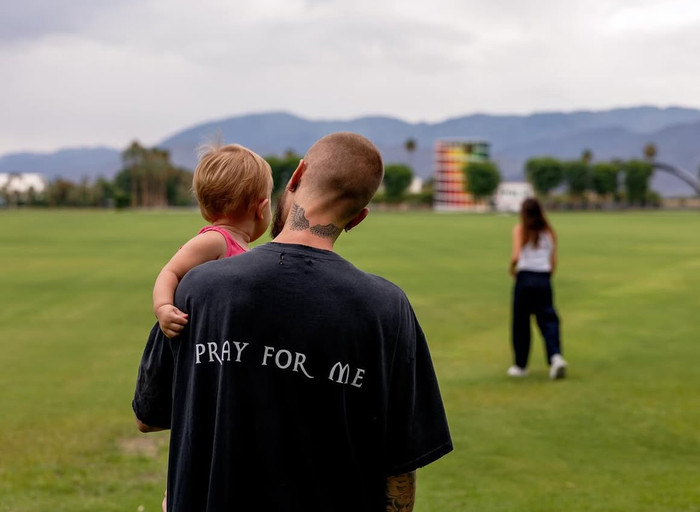 Justin Bieber hạnh phúc bên gia đình nhỏ của mình (Ảnh: ISNV).