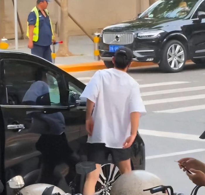 Đặng Luân tự lái xe, không có ê-kíp chăm sóc. Ảnh: 163