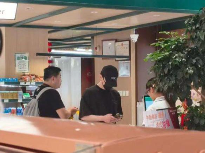 Diễn viên Đặng Luân đội mũ, đeo khẩu trang khi xuất hiện ở chốn đông người. Ảnh: 163