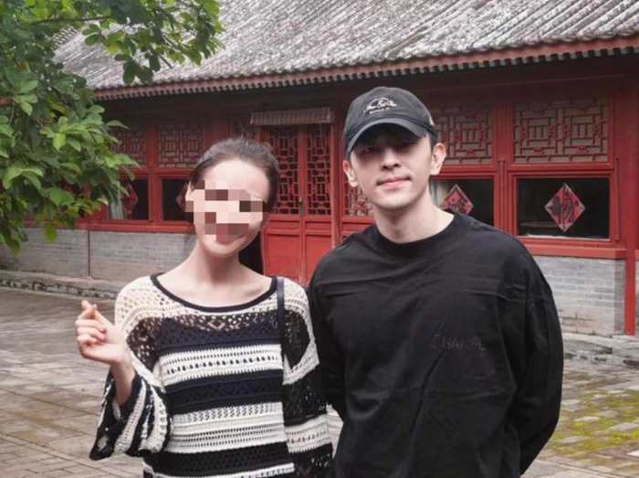 Khi có người xin chụp ảnh, Đặng Luân vẫn đồng ý chụp chung. Ảnh: 163