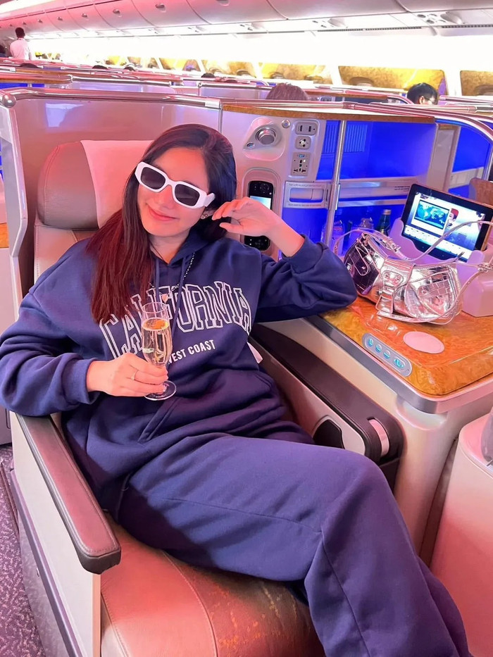 Hình ảnh sang chảnh khiến công chúng nghi vấn về mức độ chân thực trong lời kể của Hoa hậu. (Ảnh: thairath)