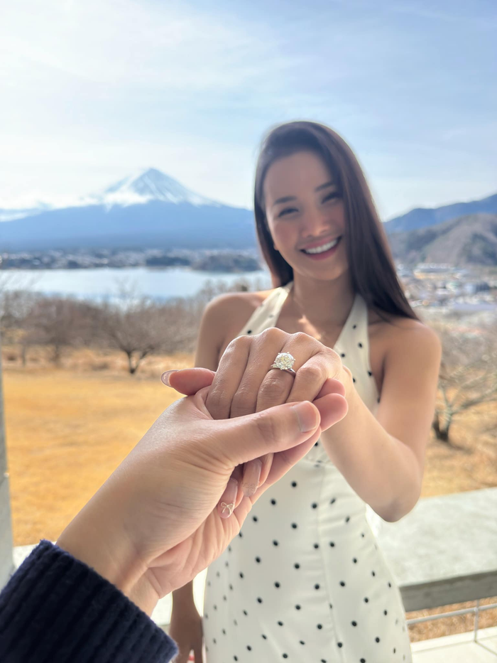 Hình ảnh Á hậu Hương Ly được cầu hôn ở trời Tây. (Ảnh: FBNV)