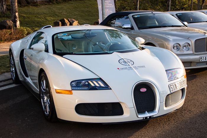 Chiếc Bugatti Veyron có thương hiệu cà phê của ông Đặng Lê Nguyên Vũ.