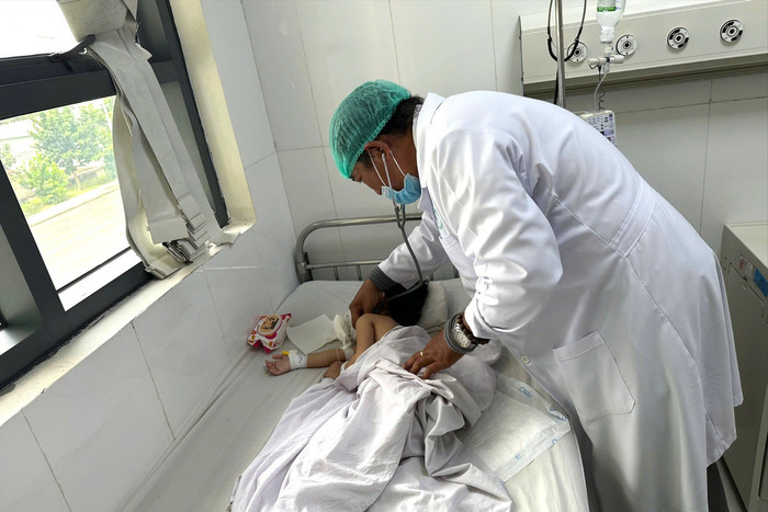 Bác sĩ thăm khám cho bệnh nhi. (Nguồn: Tiền phong)