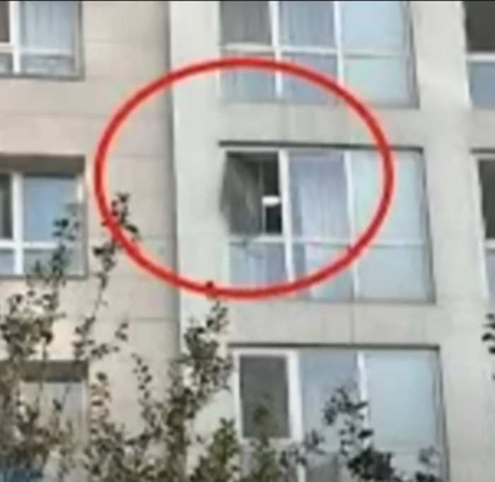 Chủ nhà cho biết các cửa sổ của ngôi nhà được kéo vào trong. (Ảnh/Sao chép từ Threads)