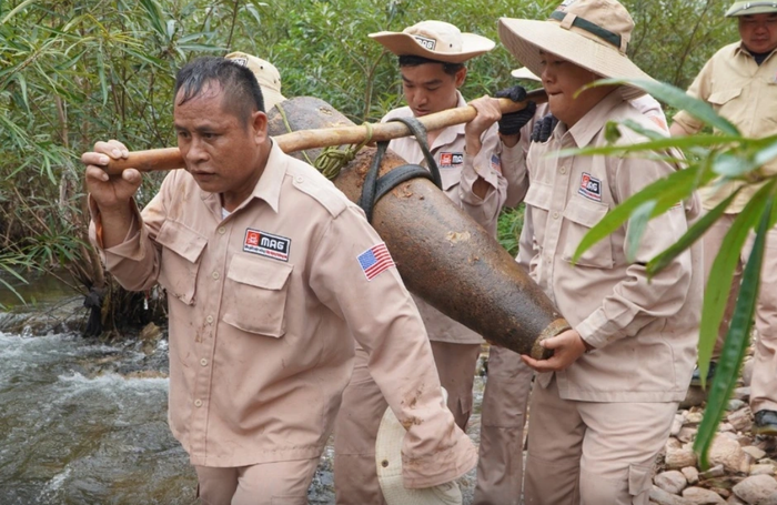 Lực lượng chức năng di dời bom đến nơi hủy nổ an toàn. (Nguồn: Thanh Niên)