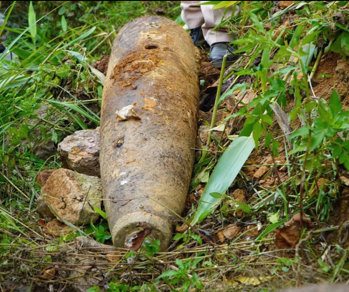 Quả bom MK82 được phát hiện bên con suối. (Nguồn: Thanh Niên)