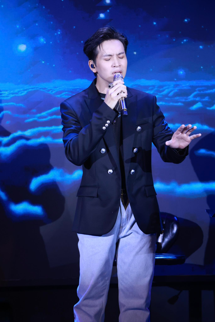 Bạch Công Khanh mới đây trở thành chủ đề bàn luận khi thể hiện Nỗi Đau Giữa Hoà Bình. (Ảnh: FBNV)