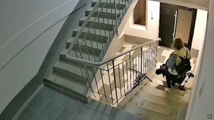 Người phụ nữ say rượu có hành động gây phẫn nộ với con trai ở cầu thang, bé trai suýt gặp nguy hiểm Ảnh 4