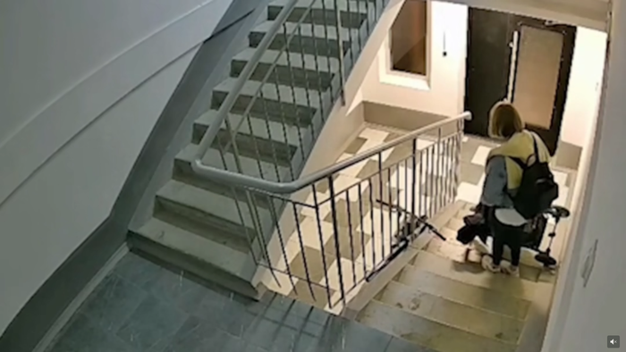 Người phụ nữ say rượu có hành động gây phẫn nộ với con trai ở cầu thang, bé trai suýt gặp nguy hiểm Ảnh 3