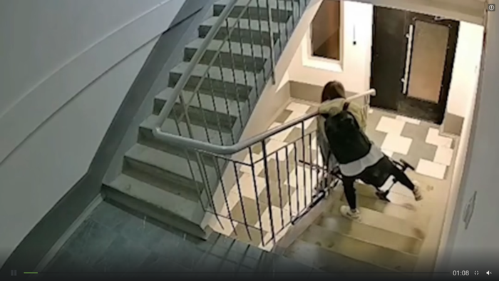 Người phụ nữ say rượu có hành động gây phẫn nộ với con trai ở cầu thang, bé trai suýt gặp nguy hiểm Ảnh 2