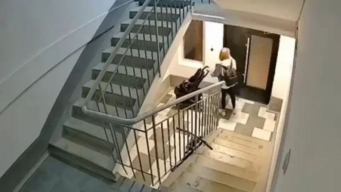 Người phụ nữ say rượu có hành động gây phẫn nộ với con trai ở cầu thang, bé trai suýt gặp nguy hiểm Ảnh 1