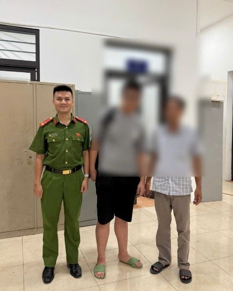 Gia đình đến đón cháu A tại trụ sở Công an phường Yên Hòa. Ảnh: Công an TP Hà Nội