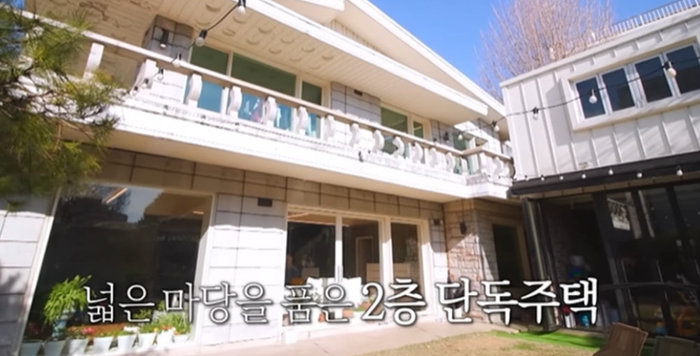 Diễn viên Hwang Jung Eum đang sống ở biệt thự hai tầng cùng hai con trai. Ảnh: SBS Plus