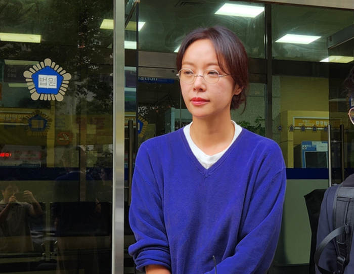 Hình ảnh của diễn viên Hwang Jung Eum sau phiên toà diễn ra vào ngày 25/9. Ảnh: News1