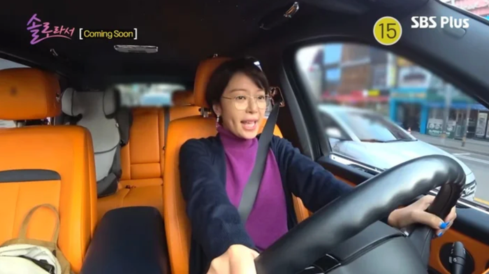 Diễn viên Hwang Jung Eum hiện vẫn đang trả góp sau khi mua siêu xe. Cô thường lái xe để đón đưa các con đi học. Ảnh: SBS Plus