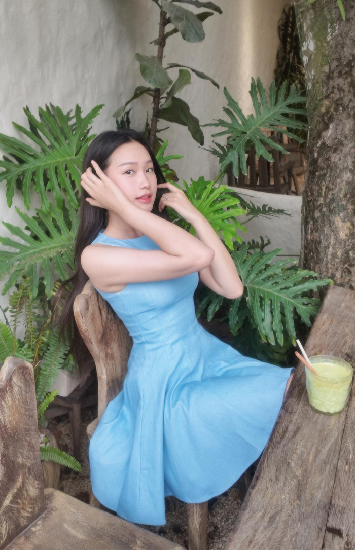 Cô nàng sở hữu phong cách thời trang nhẹ nhàng, nữ tính. (Ảnh FBNV)