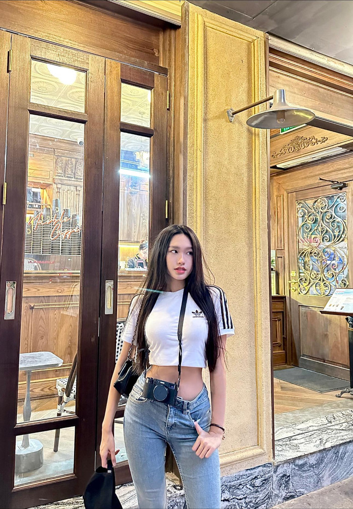 Thỉnh thoảng, nàng WAGs đổi mới với phong cách cá tính, năng động. (Ảnh FBNV)