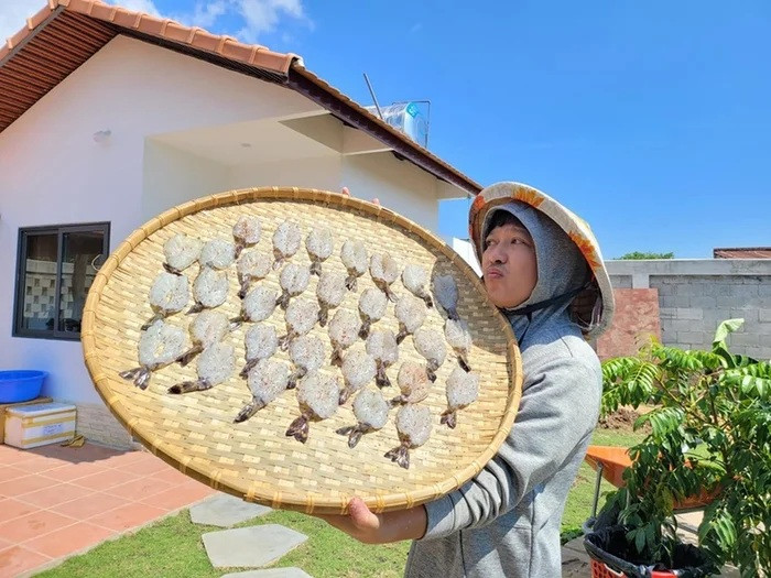 Trường Giang làm 'nông dân' trong biệt thự nhà vườn. (Ảnh FBNV)