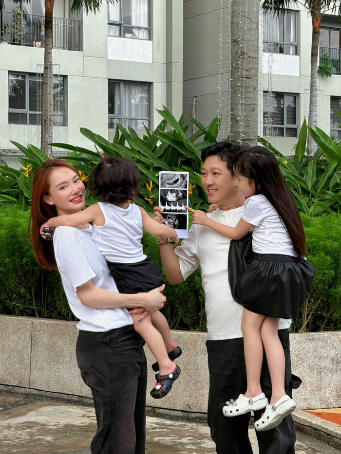 Trường Giang và Nhã Phương vừa xác nhận sắp đón con thứ 3 chào đời. (Ảnh FBNV)