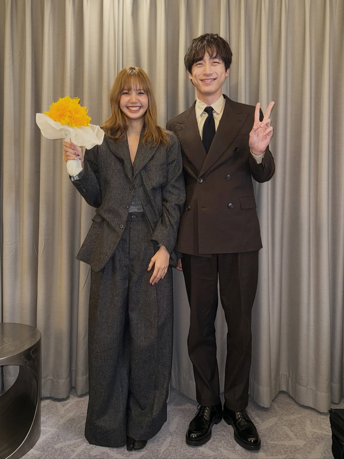 Lisa nở nụ cười rạng rỡ khi chụp ảnh với Sakaguchi Kentaro. Ảnh: IGNV