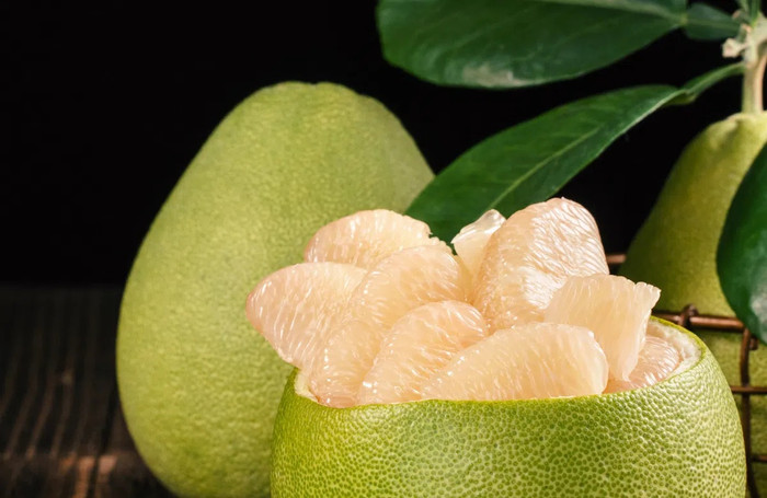 Bưởi cung cấp nhiều vitamin, tốt cho sức khỏe. Tuy nhiên, một số nhóm người sau nên chú ý khi ăn loại quả này. (Ảnh minh họa)