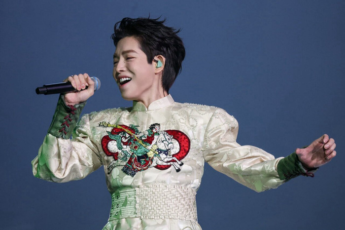 Đức Phúc đã mang chính giọng ca của mình để lan toả những điều tích cực cho xã hội (Ảnh: FBNV).