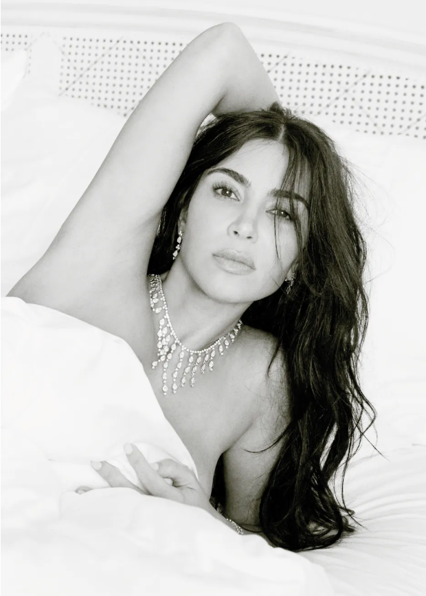 Nữ ngôi sao Kim Kardashian chỉ đeo trang sức khi thực hiện bộ ảnh này (Ảnh: Anthony Seklaoui/Vogue Pháp).